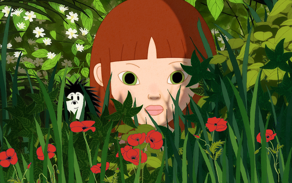 Grafika przedstawiająca bohaterkę filmu „Wielka przygoda Niny”, leżącą na łące z jeżem, na pierwszym planie są czerwone kwiaty.